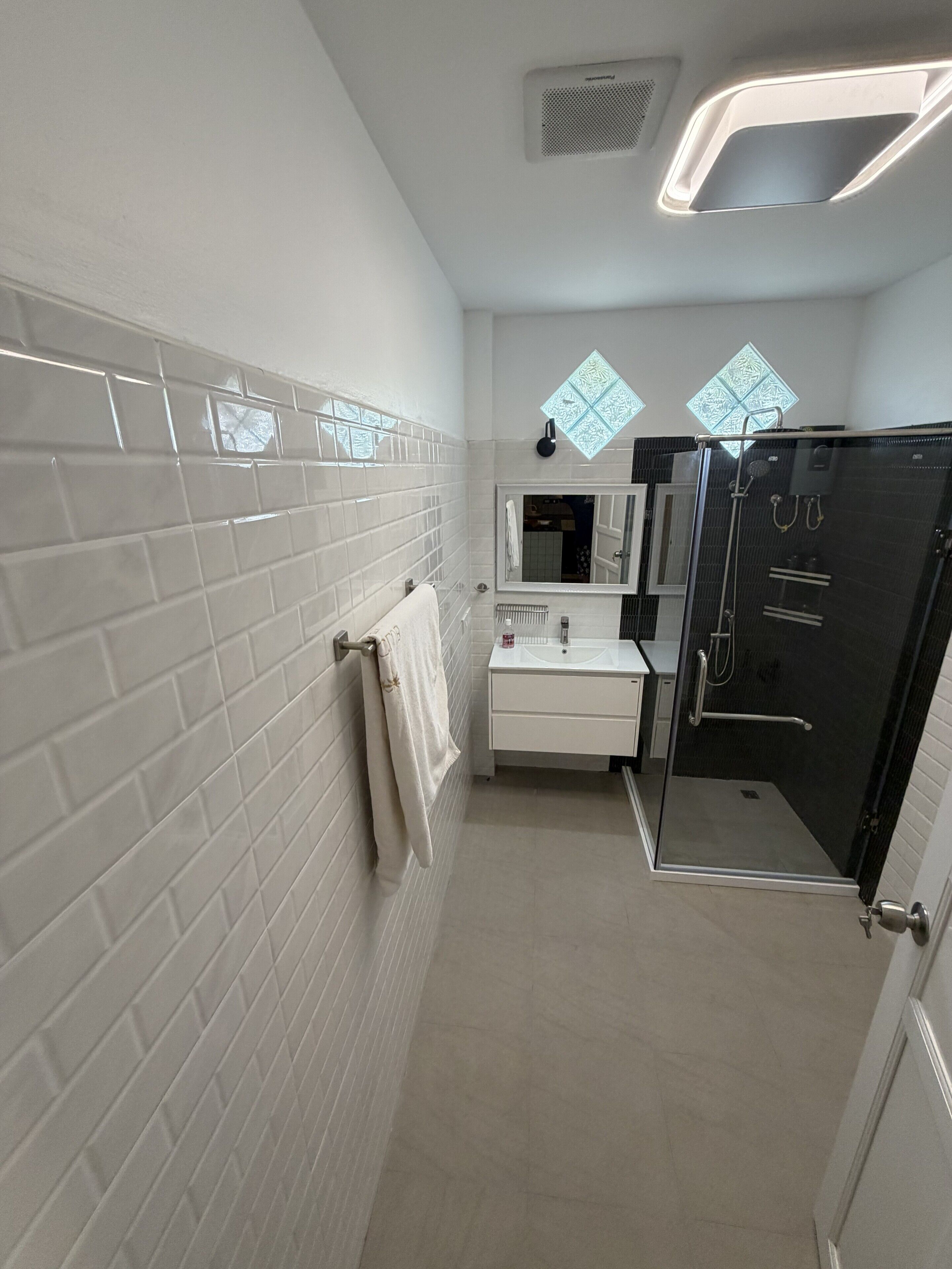 Suite Studio Deluxe, patio | Salle de bain | Douche, articles de toilette gratuits, sèche-cheveux