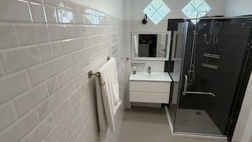 Suite Studio Deluxe, patio | Salle de bain | Douche, articles de toilette gratuits, sèche-cheveux