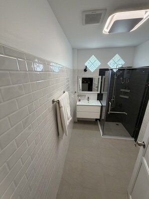 Suite monolocale Deluxe, patio | Bagno | Doccia, set di cortesia gratuito, asciugacapelli, asciugamani