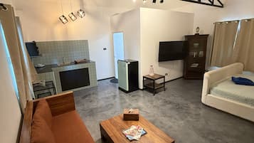 Suite estudio Deluxe, patio | Escritorio, espacio para trabajar con un portátil, cortinas opacas