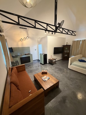 Suite estudio Deluxe, patio | Escritorio, espacio para trabajar con un portátil, cortinas opacas