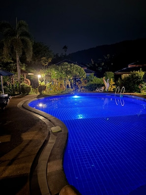 Una piscina al aire libre