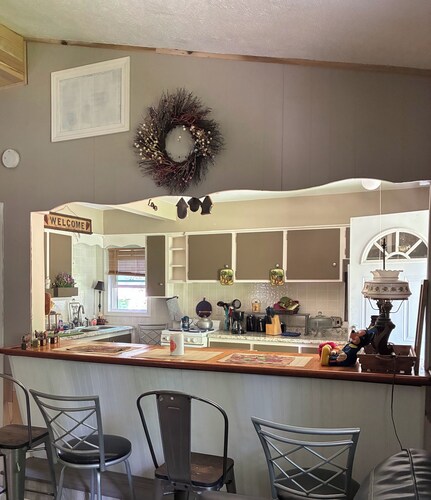 Quaint 2-bedroom cottage in charming Andover perfect for relaxing getaway.