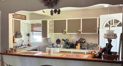 Quaint 2-bedroom cottage in charming Andover perfect for relaxing getaway.