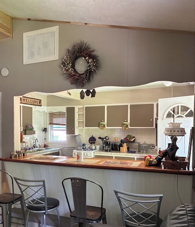 Quaint 2-bedroom cottage in charming Andover perfect for relaxing getaway.