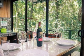 Luxury-Baumhaus, Balkon, Bergblick | Speisen im Freien
