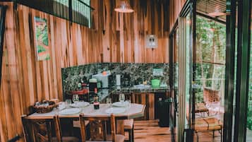 Casa de árbol de lujo, balcón, vista a la montaña | Restaurantes