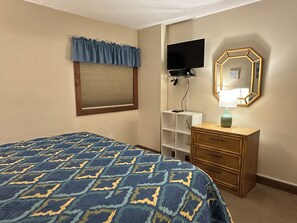 King Guest Bedroom - Land's End Resort - Beachfront 2BR Escape with Ocean Views & Resort-Style Amenit (Myrtle Beach)