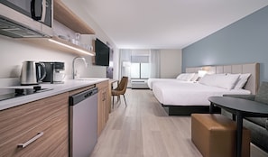 Studio Suite, Beberapa Tempat Tidur, akses difabel (Roll-in Shower) | Brankas, meja kerja, ruang kerja ramah laptop, dan tirai kedap cahaya
