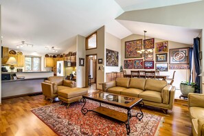 TV, offices - Garden Trails! Spacious Home by Garden of the Gods (Colorado Springs)