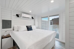 WiFi, bed sheets - Slip Away - Floating House on Lake Cumberland (Russell Springs)