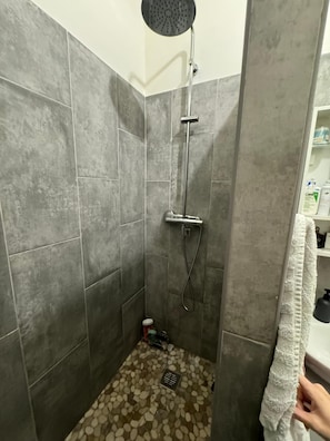 Shower, towels, soap, toilet paper - Cozy 45-square-meter apartment – 2-minute walk to the tram & metro, in the heart of Marseille (Marseille)