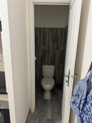 Dusche, Handtücher, Seife, Toilettenpapier