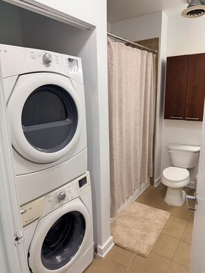Shower, towels, soap, toilet paper - Charming 2-bedroom condo with AC in midtown Atlanta (Atlanta)