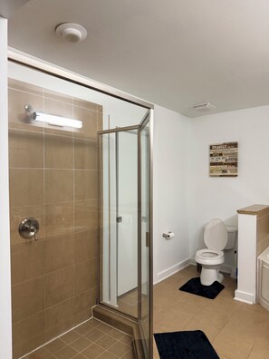 Shower, towels, soap, toilet paper - Charming 2-bedroom condo with AC in midtown Atlanta (Atlanta)