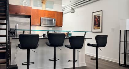 Charming 2-bedroom condo in midtown Atlanta. Atlantic Station Condo