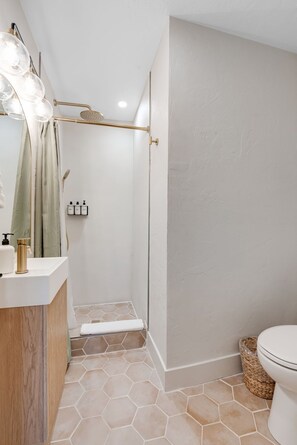 Douche, serviettes fournies