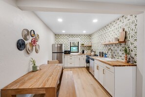 Kühlschrank, Wasserkocher mit Kaffee-/Teezubehör