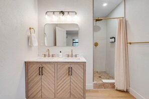 Douche, serviettes fournies