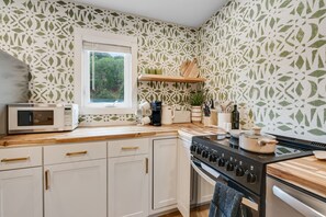 Kühlschrank, Wasserkocher mit Kaffee-/Teezubehör