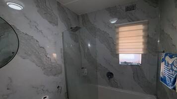 Serviettes fournies, savon, papier toilette