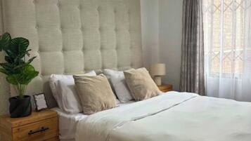 Tabla de planchar con plancha, wifi y ropa de cama