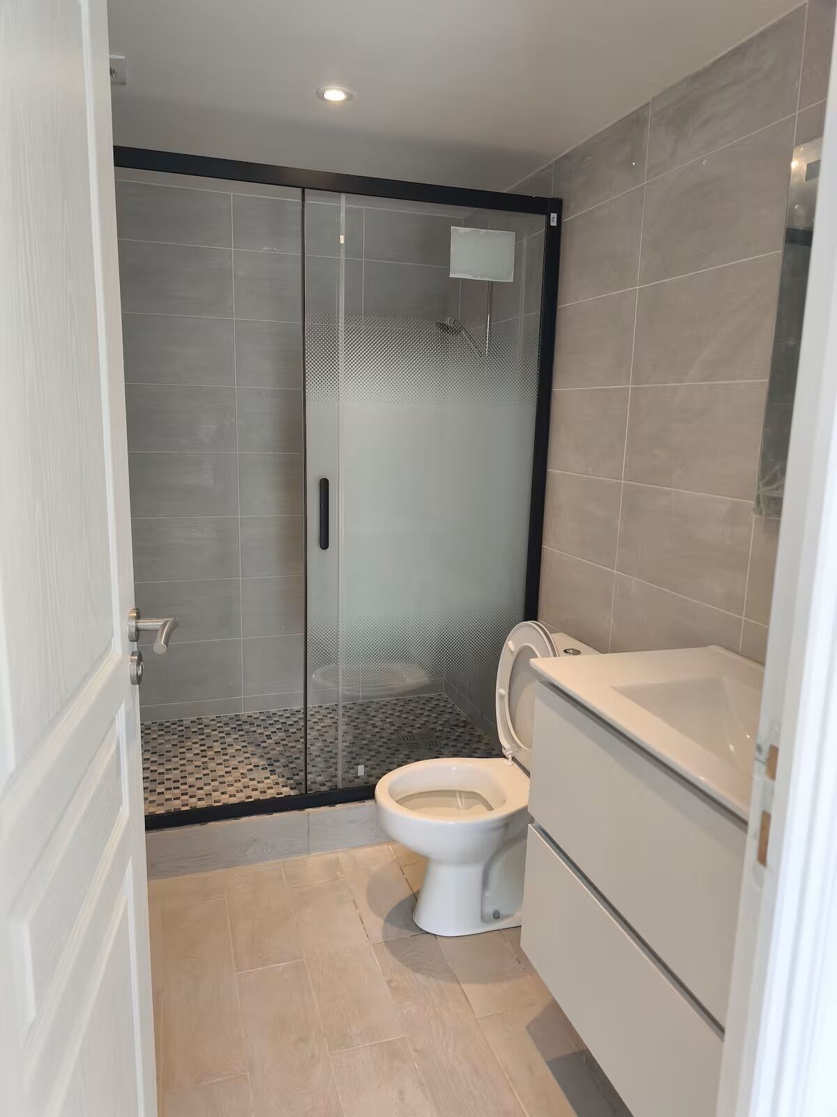 Een douche, een haardroger, handdoeken, zeep