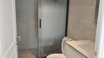 Een douche, een haardroger, handdoeken, zeep