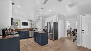 Coffee/tea maker, fridge, microwave, oven - 5BR | Heated Pool, Hot Tub, Fire Pit & Backyard (Summerville)