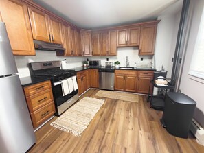 Private kitchen - Beautiful 2BR Home, Near NYC, PATH & Lincoln Park (Jersey City)
