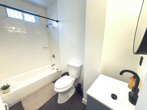 Towels, soap, toilet paper - Beautiful 2BR Home, Near NYC, PATH & Lincoln Park (Jersey City)