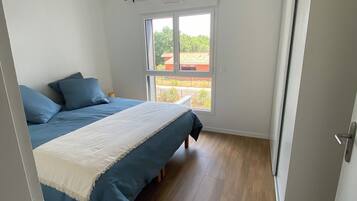 2 chambres, fer et planche à repasser, accès Internet, draps fournis