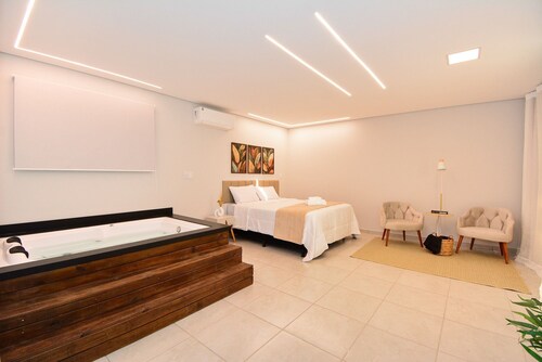 Casa com Piscina Vista Mar e Banheira