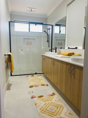 Maison, 5 chambres, accessible aux personnes à mobilité réduite, patio | Salle de bain