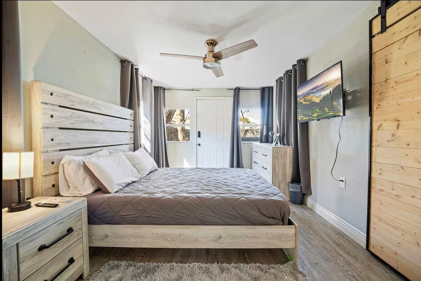 Desk, iron/ironing board, WiFi, bed sheets
