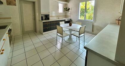 House that sleeps 14, 200 meters from the ramparts, the marshes, the beaches, and Brière