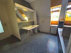 Shower, bidet, towels, toilet paper - Vrbo Property (Guérande)