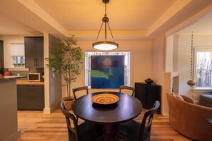 Dining - Historic Santa Fe Home - Walk to Plaza, Canyon Road & Railyard (Santa Fe)