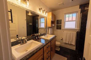 Bathroom - Historic Santa Fe Home - Walk to Plaza, Canyon Road & Railyard (Santa Fe)