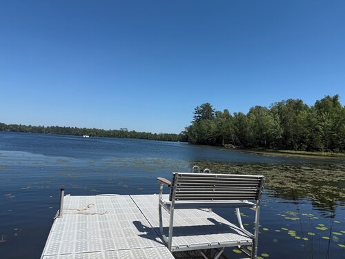 Northwoods Log Cabin on Peaceful Lake/Screened Porch/Pontoon/Fireplace
