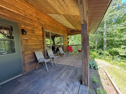 Northwoods Log Cabin on Lake/Pontoon/Kayaks/Screened porch/Fireplace/Fishing/ATV