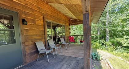 Northwoods Log Cabin on Lake/Pontoon/Kayaks/Screened porch/Fireplace/Fishing/ATV