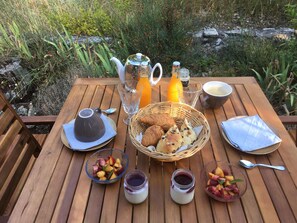 Outdoor dining - Vrbo Property (Forcalquier)