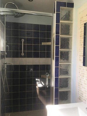 Bathroom - Vrbo Property (Forcalquier)