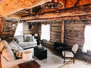 Living area - Sandy Creek Cabin - Authentic Log Cabin (Kennerdell)