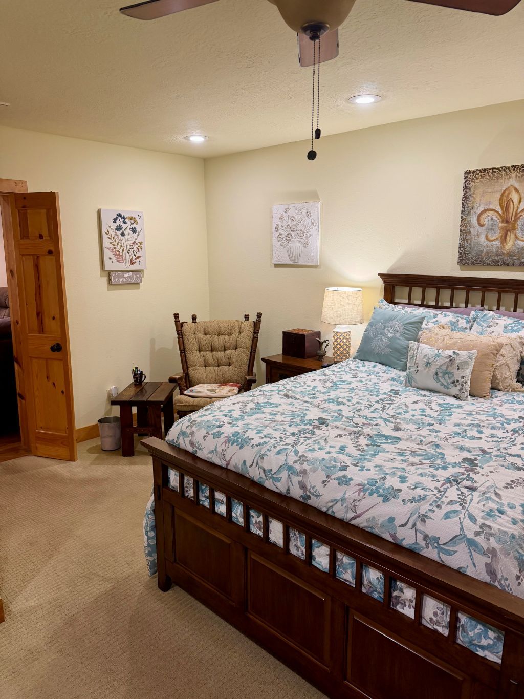 3 bedrooms, desk, WiFi (free), bed sheets