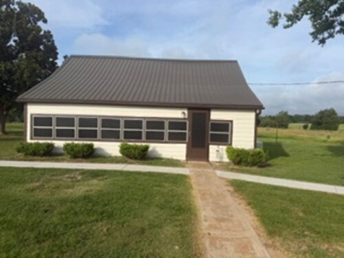 Charming 2-bedroom country house 15 minutes from Bryan with AC/Heat.