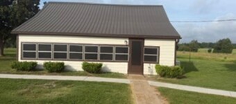 Charming 2-bedroom country house 15 minutes from Bryan with AC/Heat.