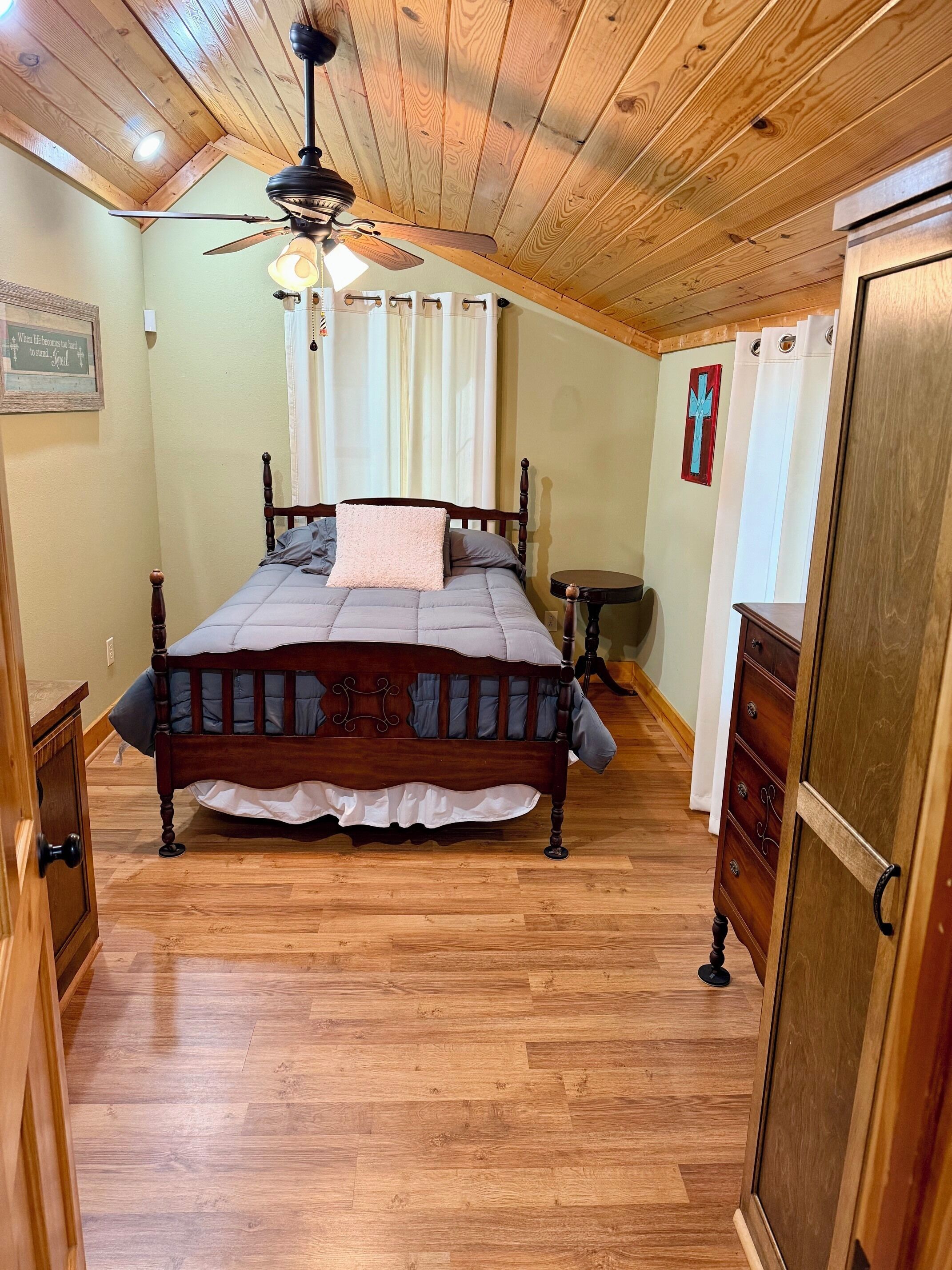 3 bedrooms, desk, WiFi (free), bed sheets