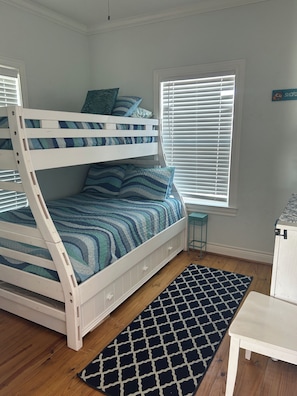 Iron/ironing board, WiFi, bed sheets - Cozy 2 bedroom house near the Marina charming Sea Isle! (Galveston)